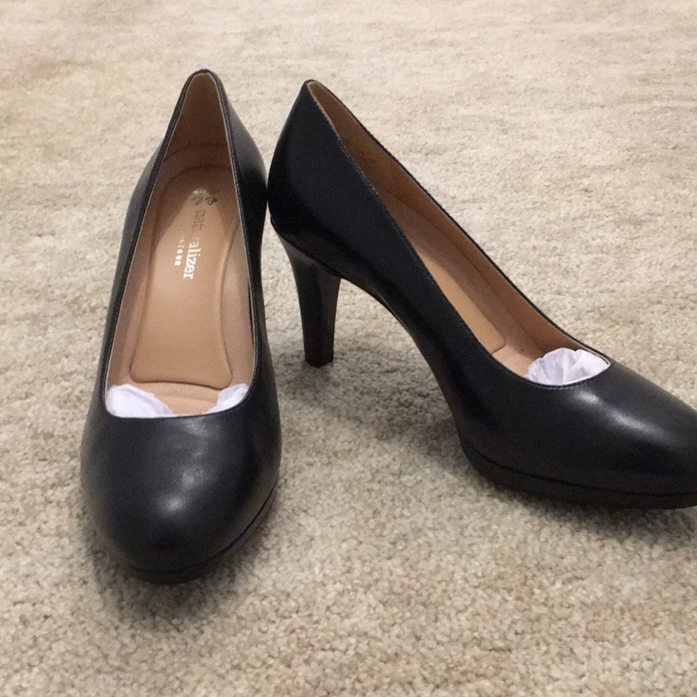 Black pumps